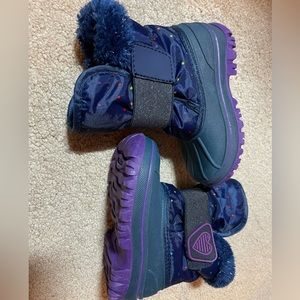 Fur lined snow boots with adjustable strap.
